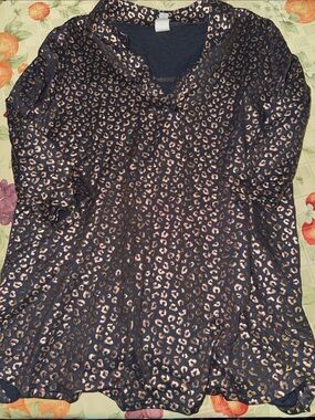 Women's V-Neck Metallic Leopard Print Top - Rose Gold on Black